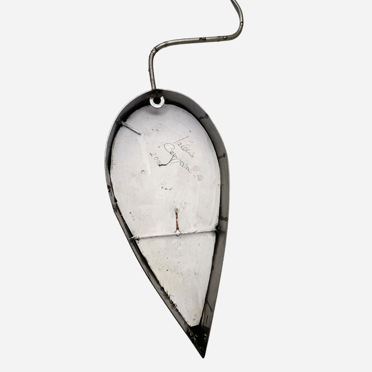 Retro della scultura Cuore Sacro che mostra la tridimensionalità e le linee pulite del metallo.