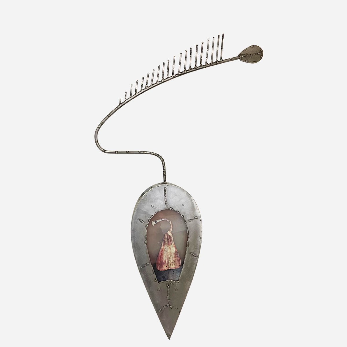 Scultura "Cuore Sacro" di Valerio Comparini, opera in metallo del 2002 che raffigura un cuore e una pera.