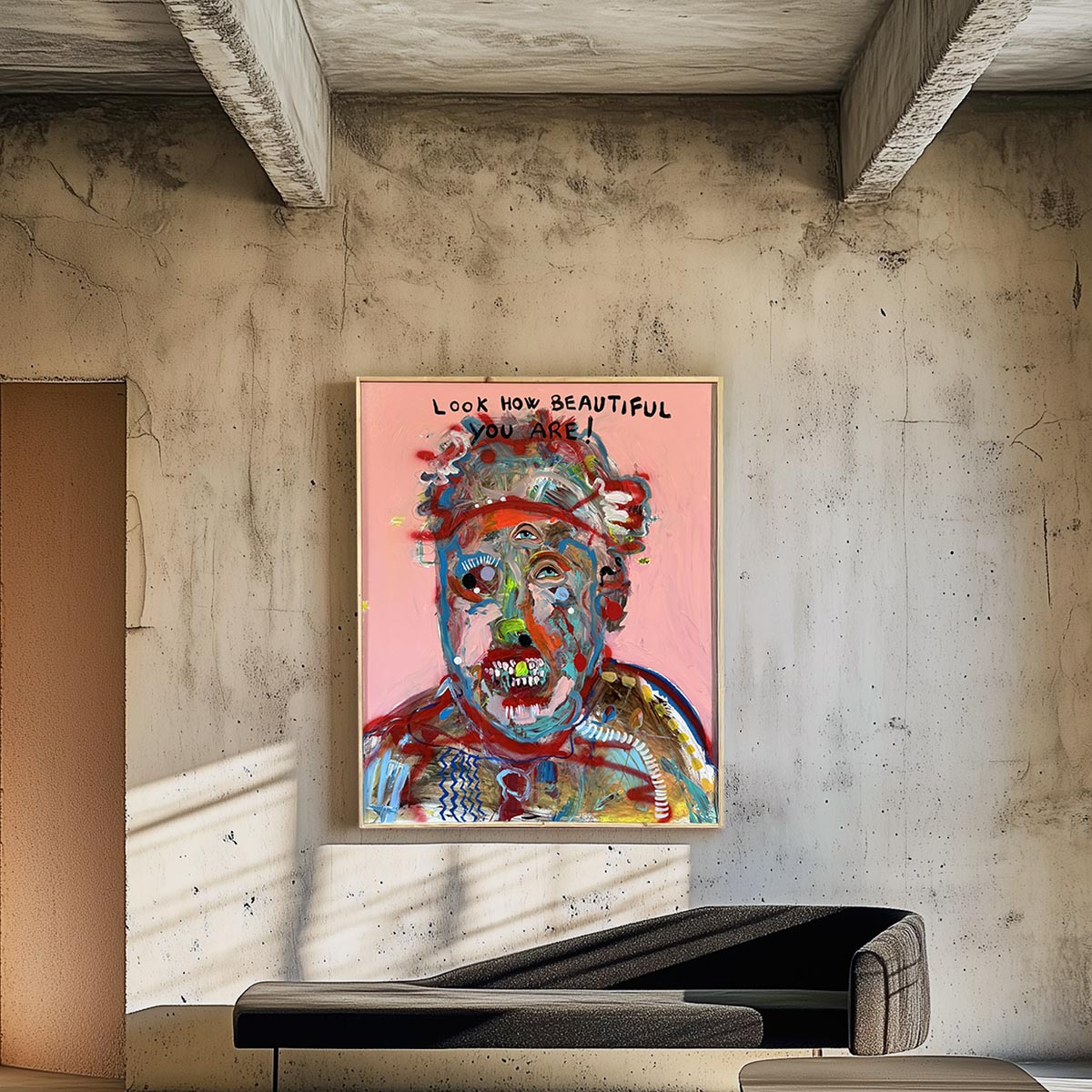 Dettaglio della scritta "Look how beautiful you are" con caratteri infantili sull'opera.