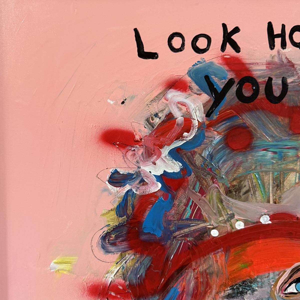 Il quadro Look how beautiful you are esposto su una parete bianca in una galleria d'arte.