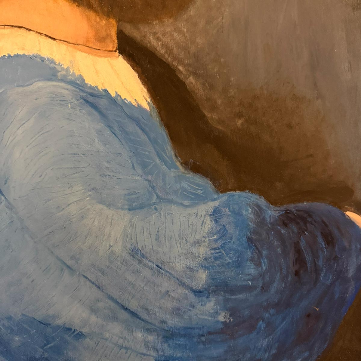 Il dipinto Uomo in Blu come pezzo focale in un salotto dal design contemporaneo.