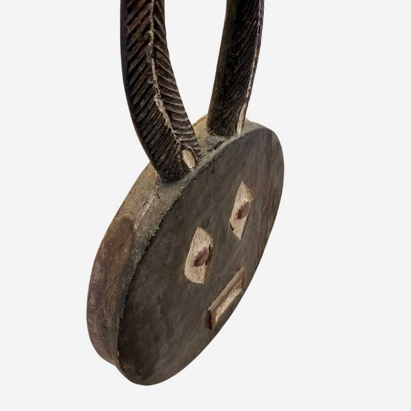 Il retro della Maschera Bwa, che mostra la lavorazione artigianale da un pezzo di legno unico.