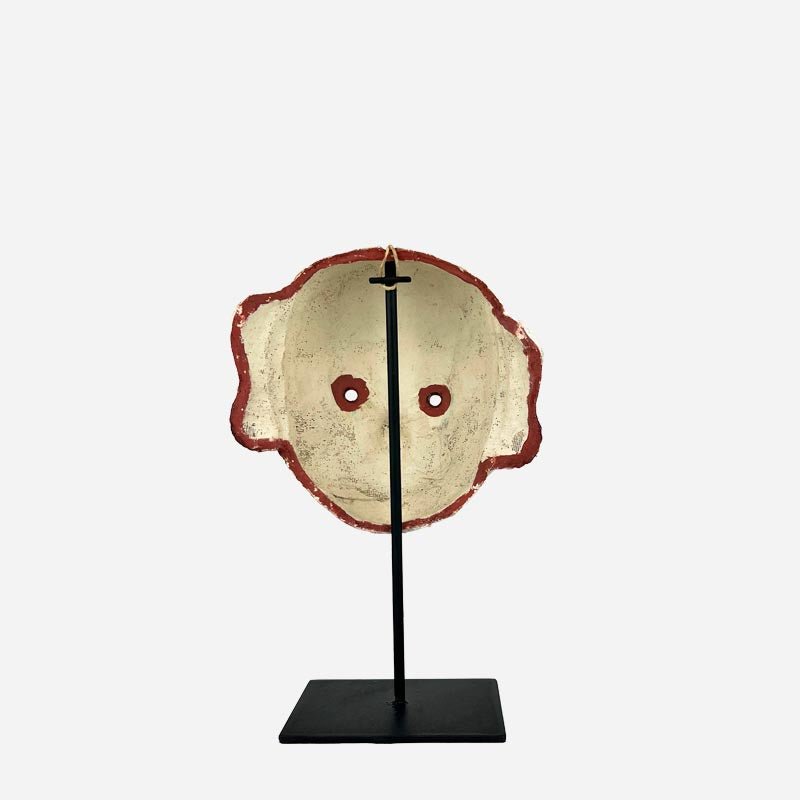 Vista di tre quarti della Maschera di Durga che evidenzia la ricchezza dei dettagli dipinti.