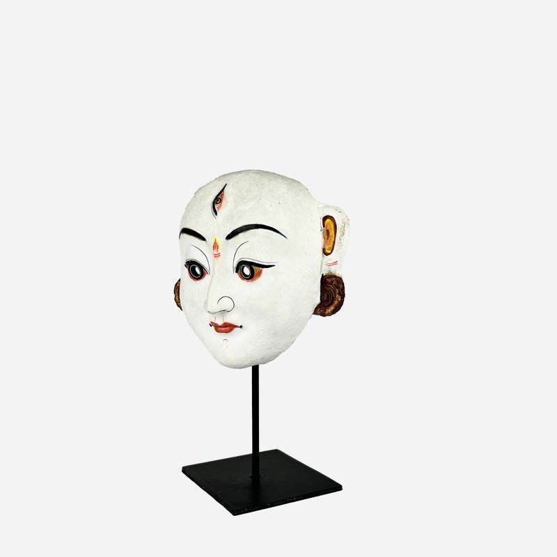 La Maschera di Durga appesa come punto focale in un angolo dedicato alla meditazione.