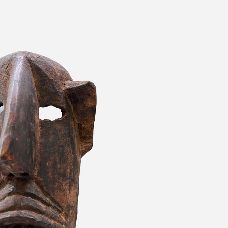 Il retro della Maschera Dogon, che ne mostra la lavorazione artigianale e l'usura del tempo.