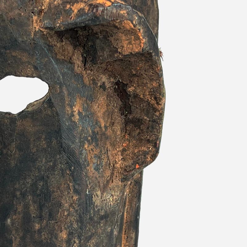 Profilo della Maschera Dogon che ne mostra la forma stilizzata e la profondità dell'intaglio.