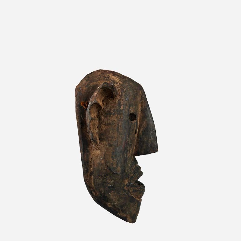 La Maschera Dogon appesa a una parete bianca come pezzo centrale di arte etnica.