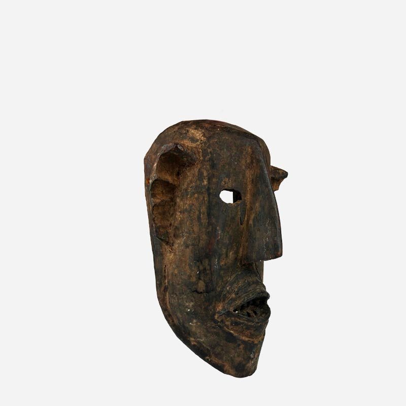 La Maschera Dogon esposta su un piedistallo all'interno di una collezione di arte tribale.