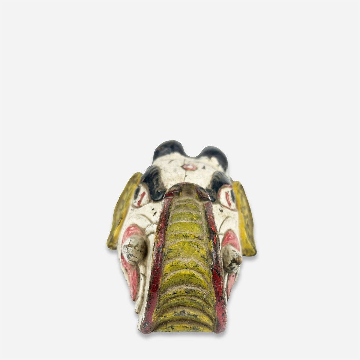 Profilo della Maschera di Ganesha che mostra la tridimensionalità della scultura in legno