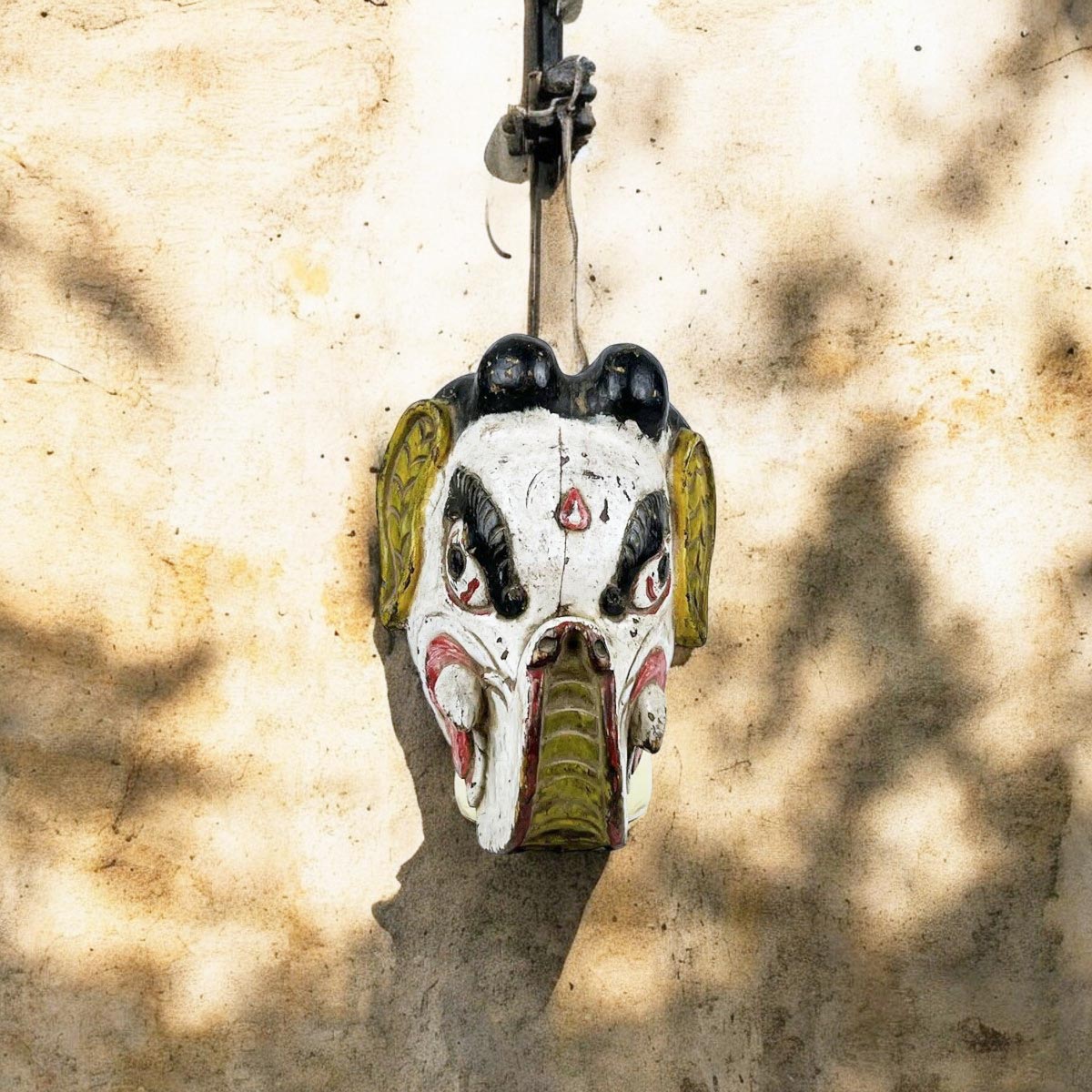 Maschera di Ganesha in legno, scolpita e dipinta a mano con colori tradizionali indiani.