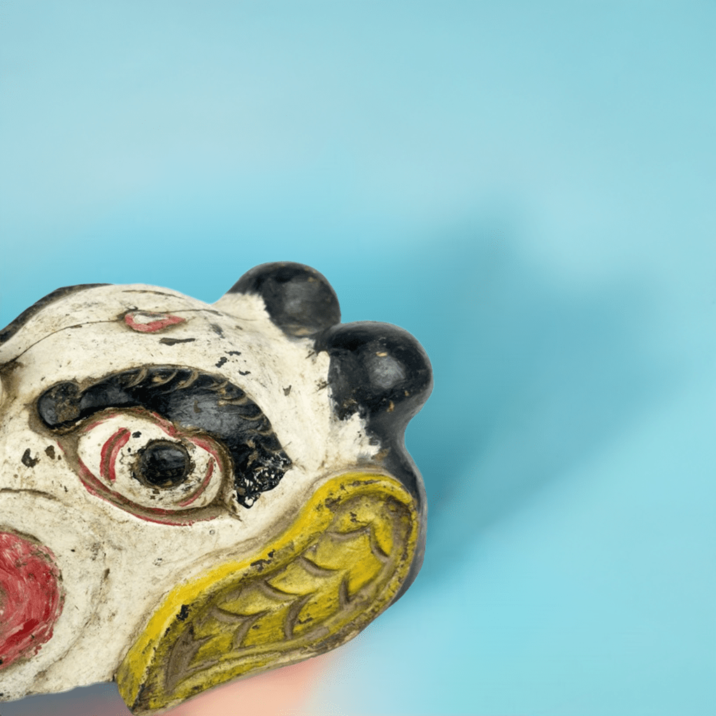 Primo piano dei dettagli finemente intagliati sulla proboscide della Maschera di Ganesha