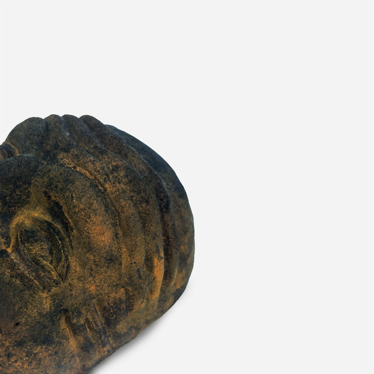 Il retro della maschera antica di Pulcinella, che ne mostra la costruzione originale d'epoca.