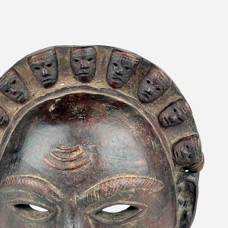 Vista di tre quarti della Maschera Re Multiforme in legno di mogano, che ne evidenzia i dettagli.