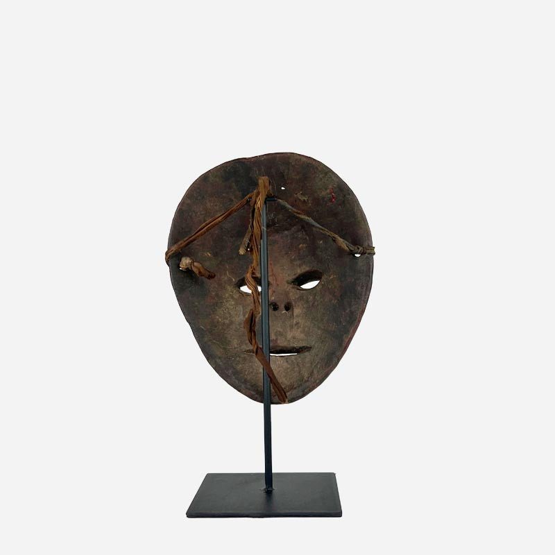 La Maschera Re Multiforme esposta in uno studio, aggiungendo un tocco di prestigio.