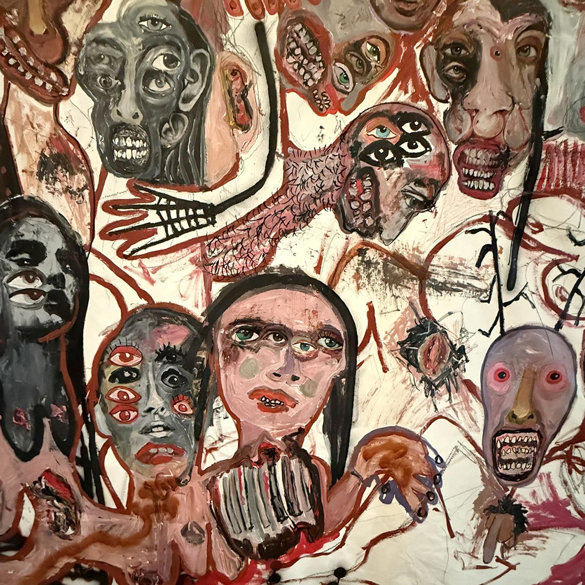 Il quadro monumentale di Precisi come pezzo focale in un loft dal soffitto alto.