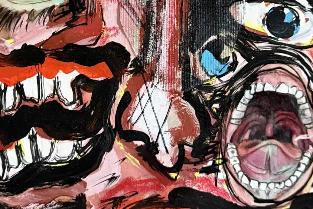 Dettaglio di una grande opera d'arte dai colori accesi e materici, con volti e figure espressioniste dipinte con pennellate vigorose.