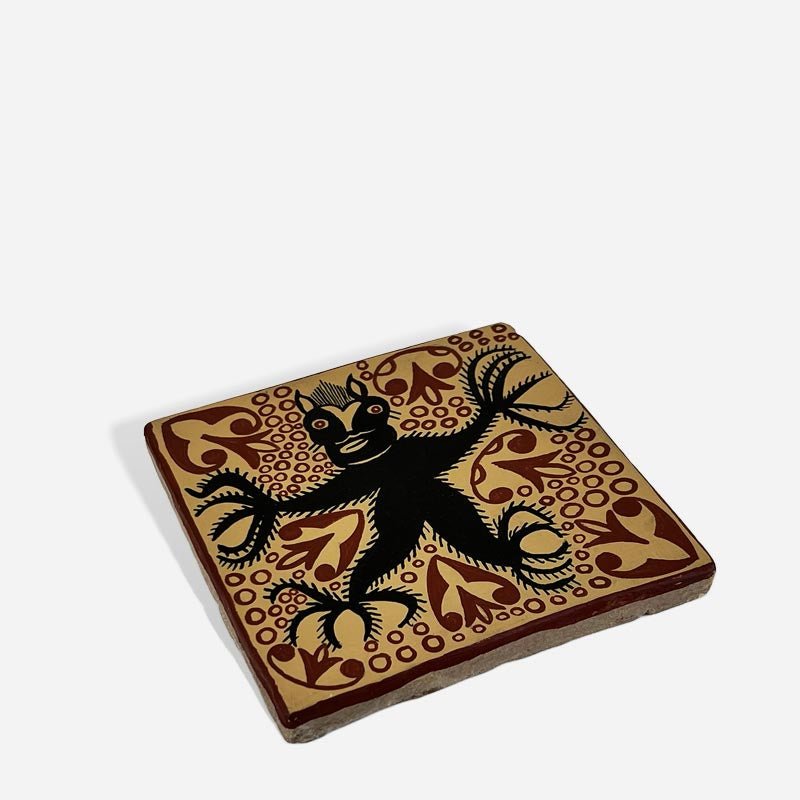 Primo piano della texture rustica e "bruciacchiata" di una Mattonella Socarrats autentica.