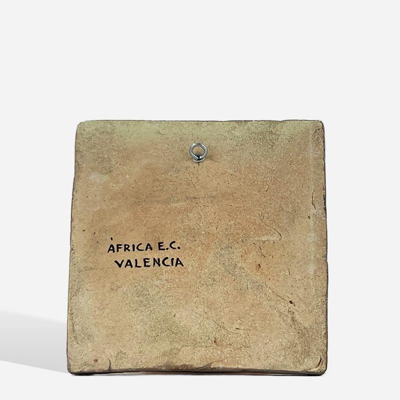 La Mattonella Socarrats "El Butoni" appesa come pezzo d'arte unico all'ingresso di una casa.