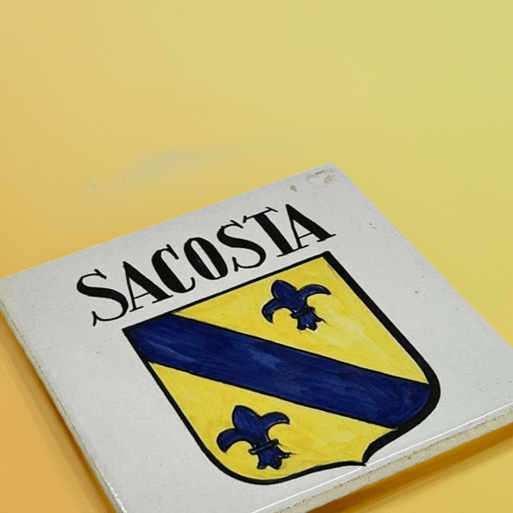 Primo piano della firma del ceramista Enrique Yuste sul retro di una mattonella.