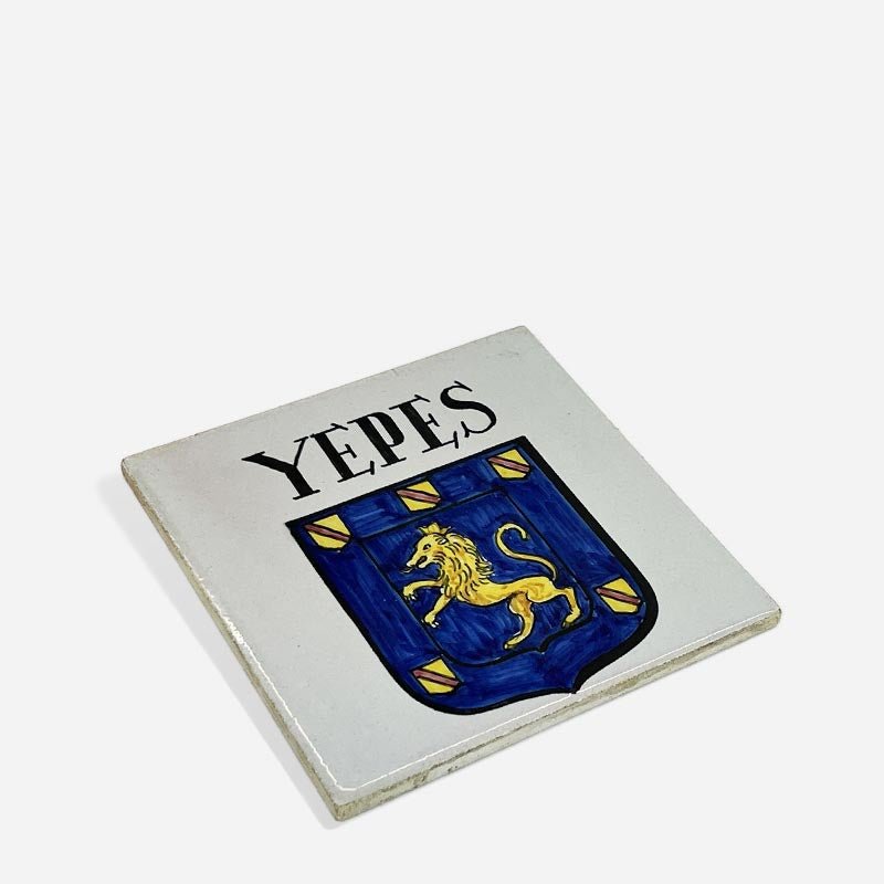 Una Mattonella Enrique Yuste esposta su un piccolo cavalletto come un'opera d'arte.