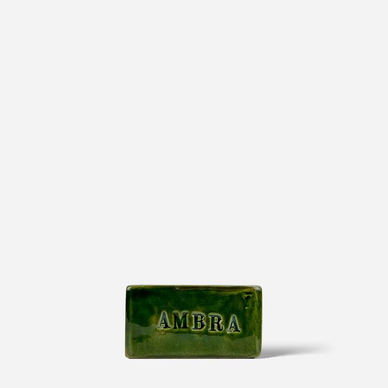 Una scultura personalizzata con nome utilizzata come fermalibro decorativo su una libreria.