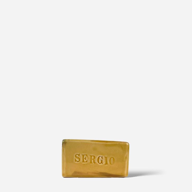 Scultura personalizzata con nome "Leo" posizionata su una mensola in una cameretta per bambini.