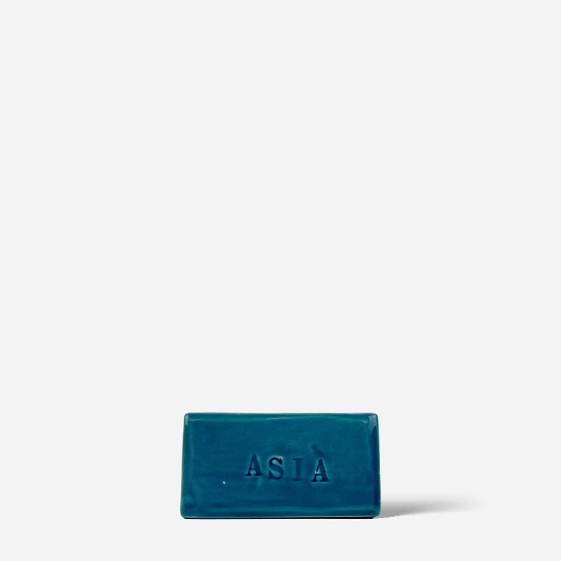 Mano che posiziona una scultura personalizzata con nome, mostrandone le dimensioni.