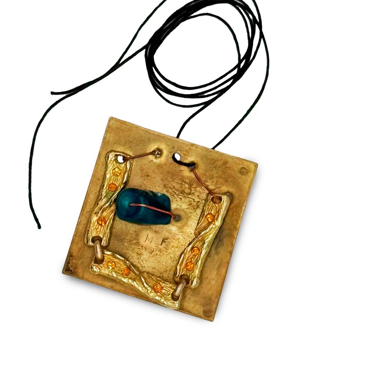 Il Monile Blu Vintage posato su una superficie di velluto scuro per evidenziare i dettagli.