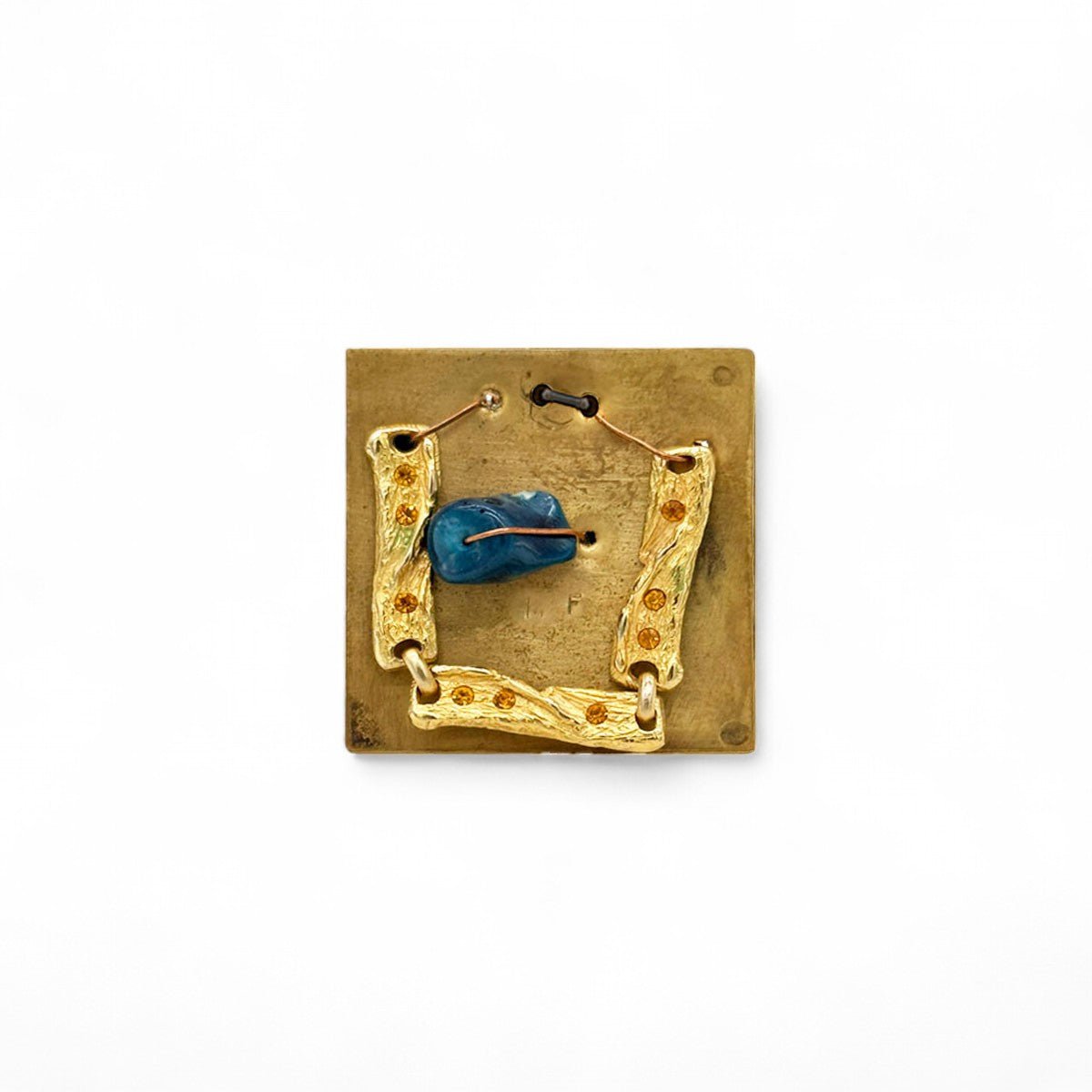 Particolare delle piccole pietre incastonate che aggiungono luce al Monile Blu Vintage.