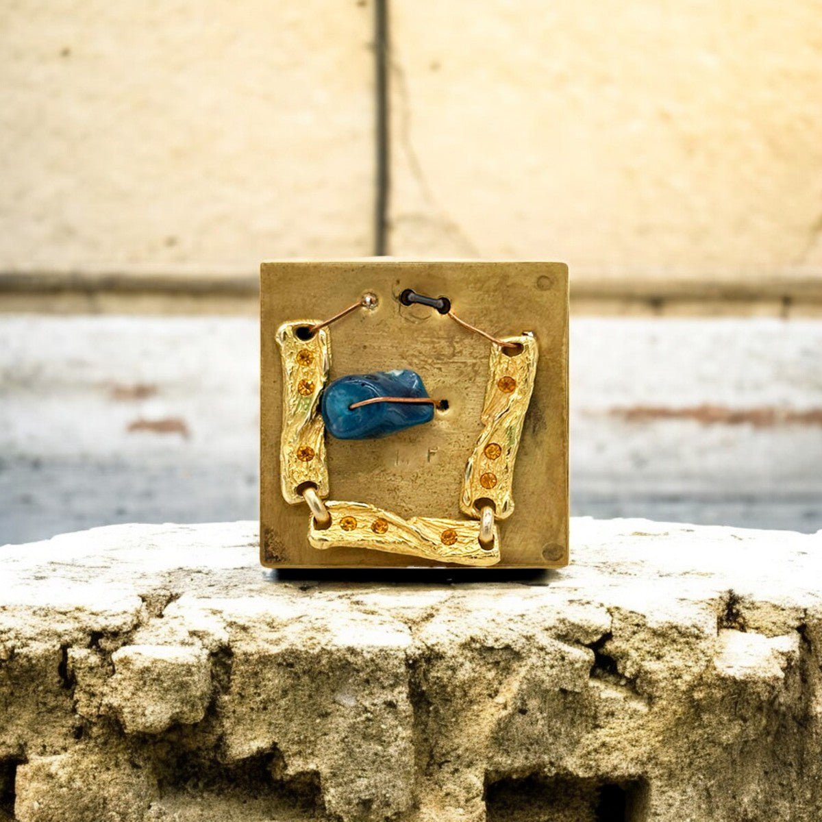 Dettaglio della lavorazione artigianale della placca in ottone e delle placche dorate.