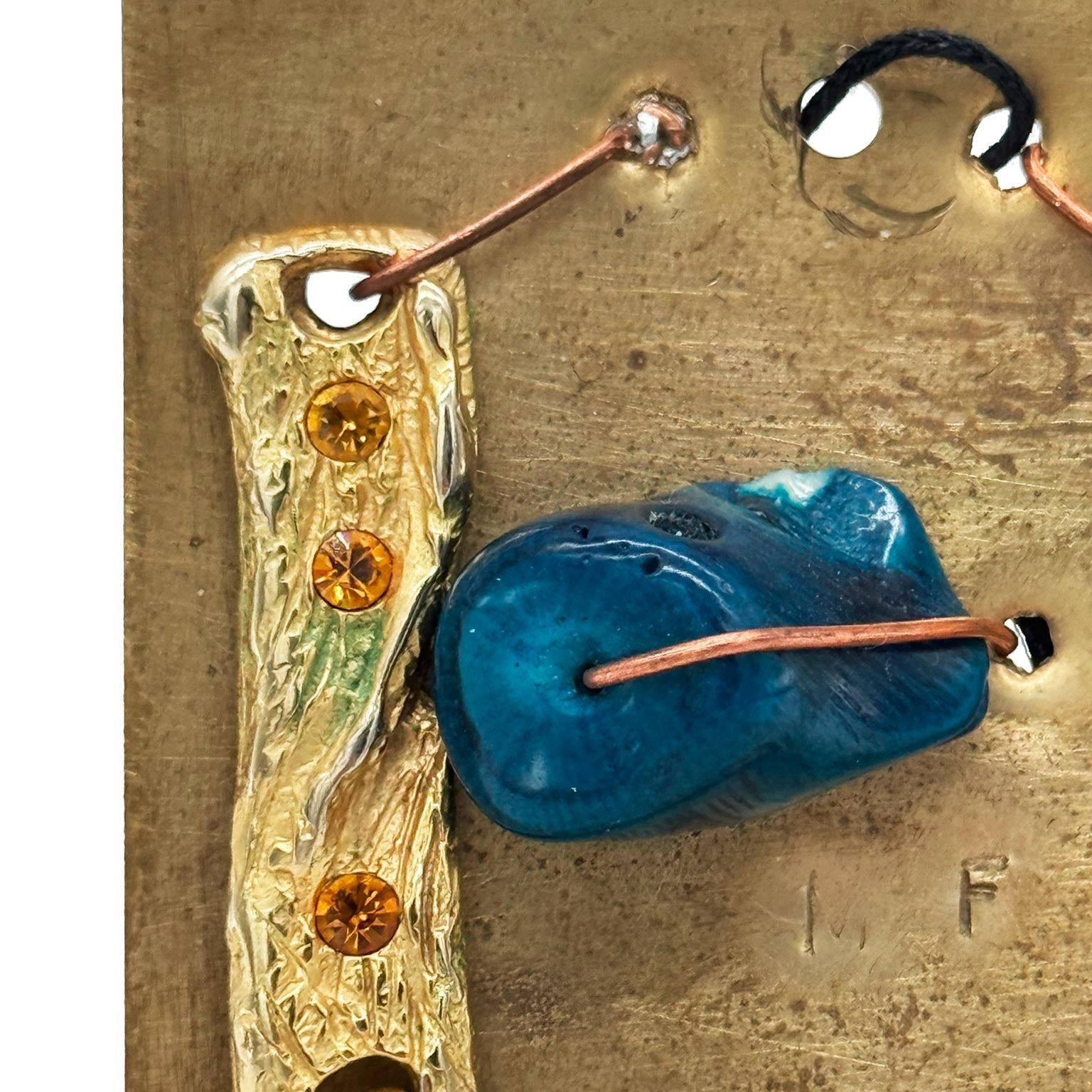 Il Monile Blu Vintage indossato su una camicia bianca per esaltarne il colore vibrante.