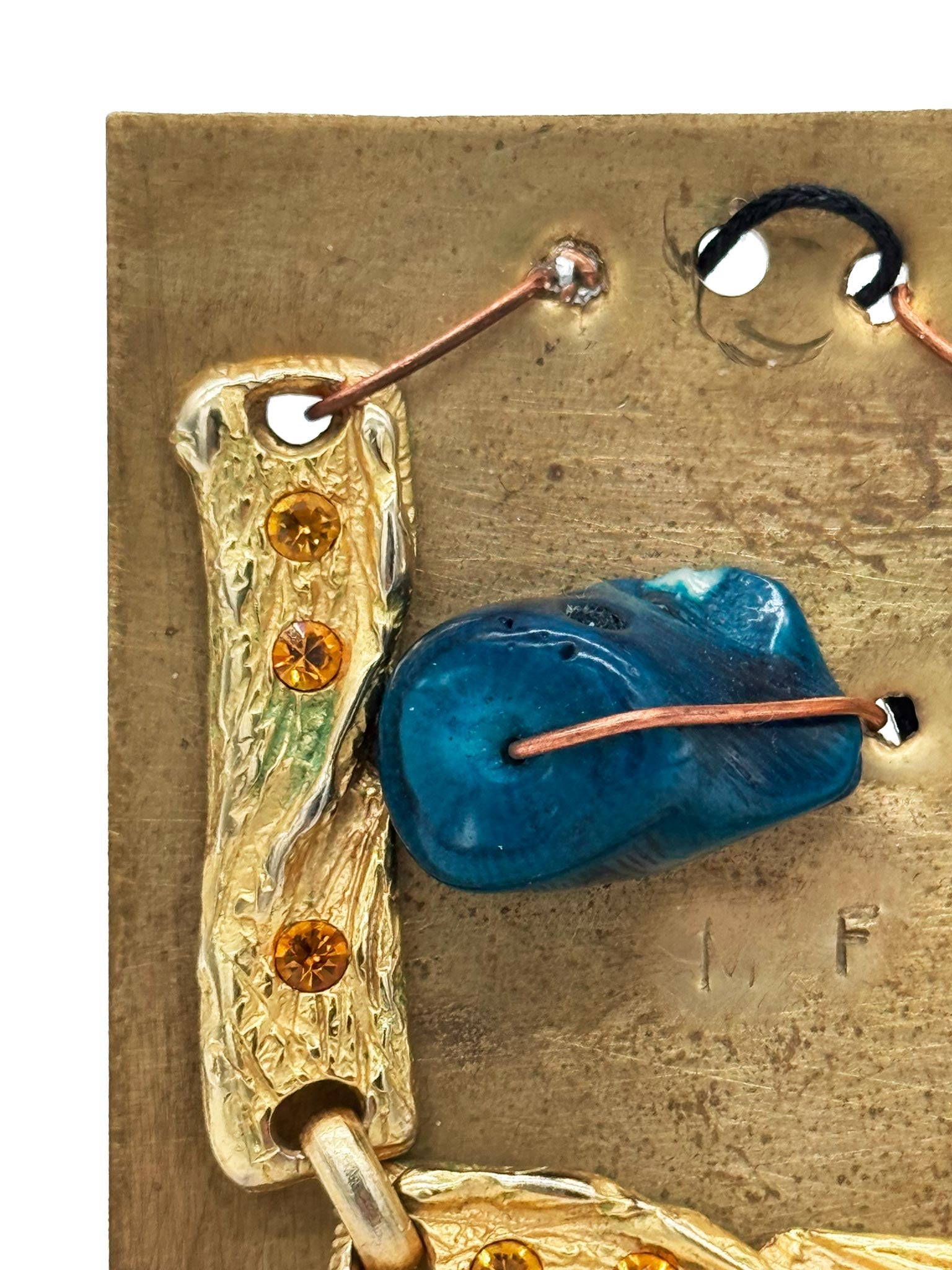 Il Monile Blu Vintage indossato su una camicia bianca per esaltarne il colore vibrante.