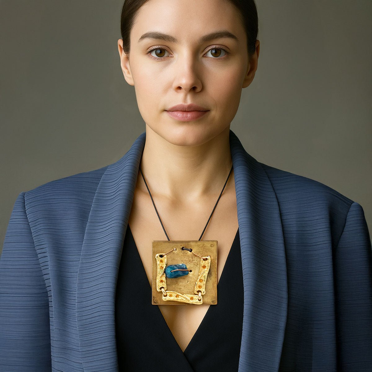 Primo piano della pietra blu intensa con la sua texture naturale, cuore del Monile Blu Vintage.