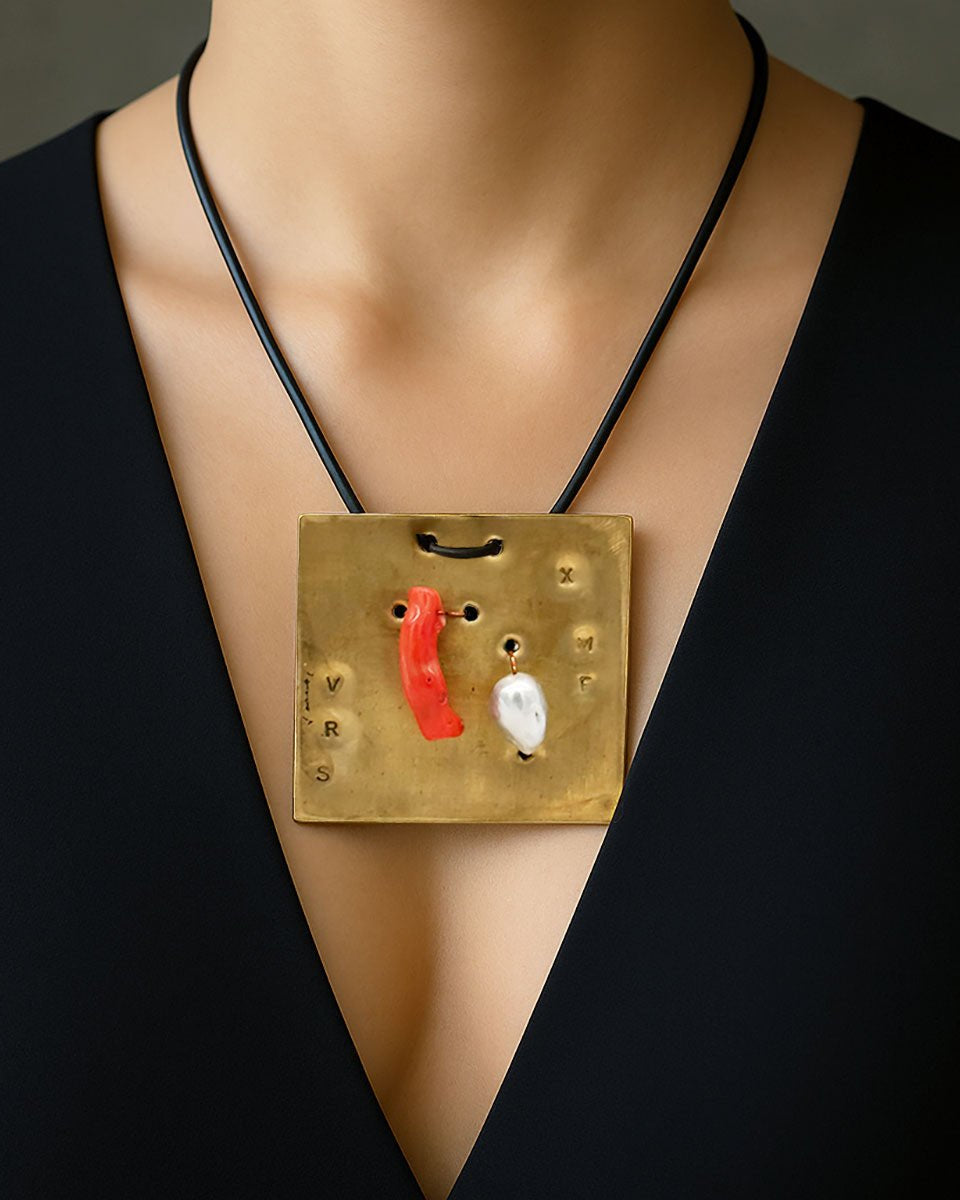 Monile Corallo di Luna, gioiello artigianale con corallo rosso, perla barocca e placca in ottone.