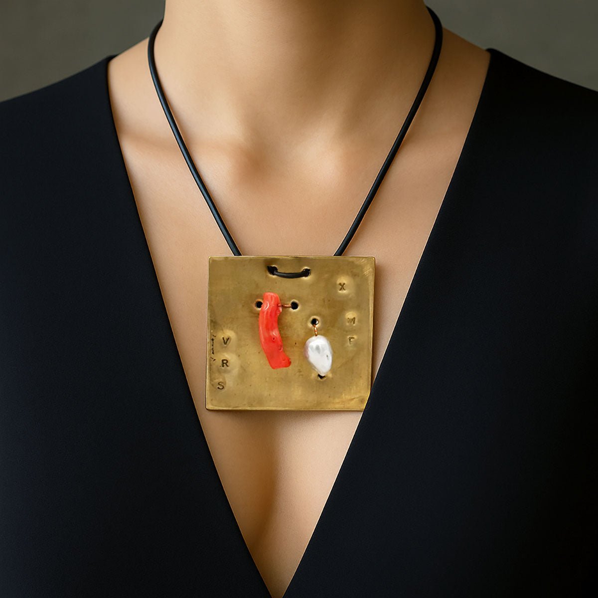 Monile Corallo di Luna, gioiello artigianale con corallo rosso, perla barocca e placca in ottone.