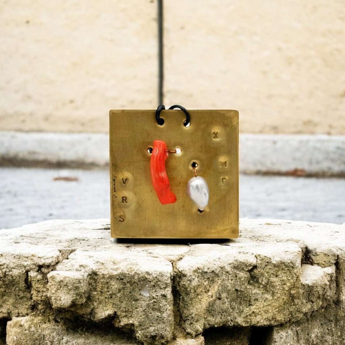 Dettaglio della perla barocca irregolare, con le sue uniche iridescenze, sul Monile Corallo di Luna.