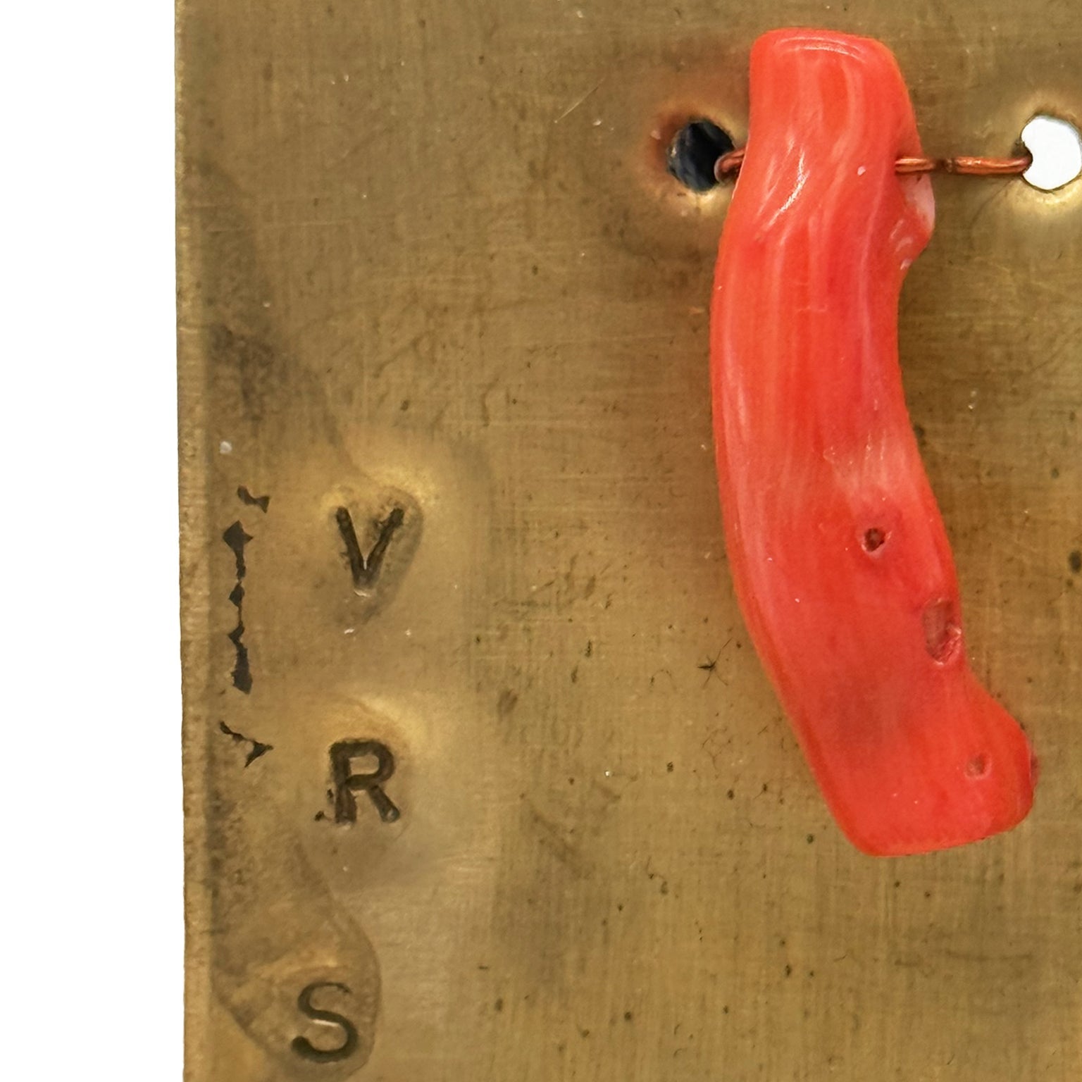 Il Monile Corallo di Luna indossato su un abito scuro per esaltarne i colori naturali.