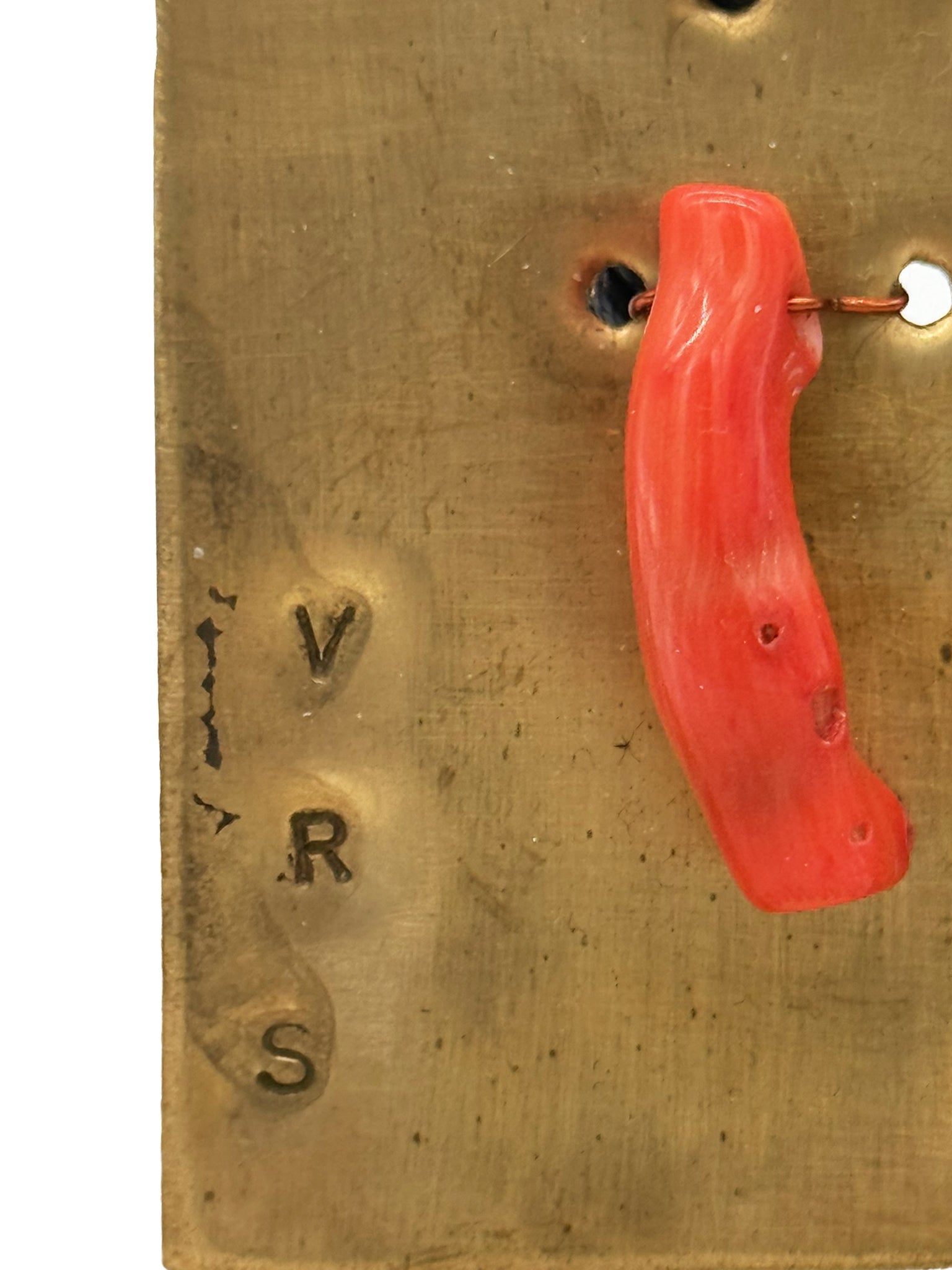 Il Monile Corallo di Luna indossato su un abito scuro per esaltarne i colori naturali.