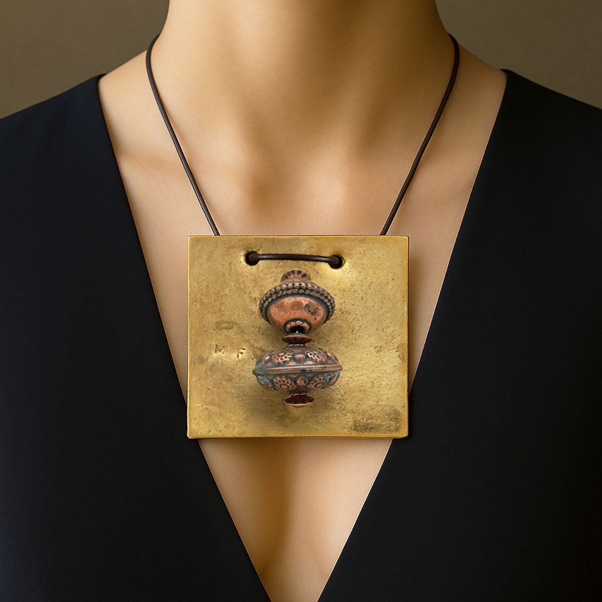 Monile Doppio Rame, gioiello artigianale con due elementi in rame cesellato su placca in ottone.