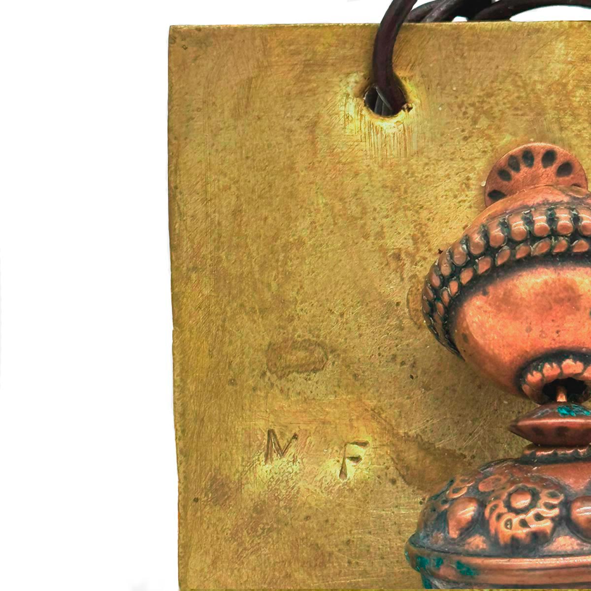 Il Monile Doppio Rame indossato su un abito color crema per esaltarne i toni caldi.