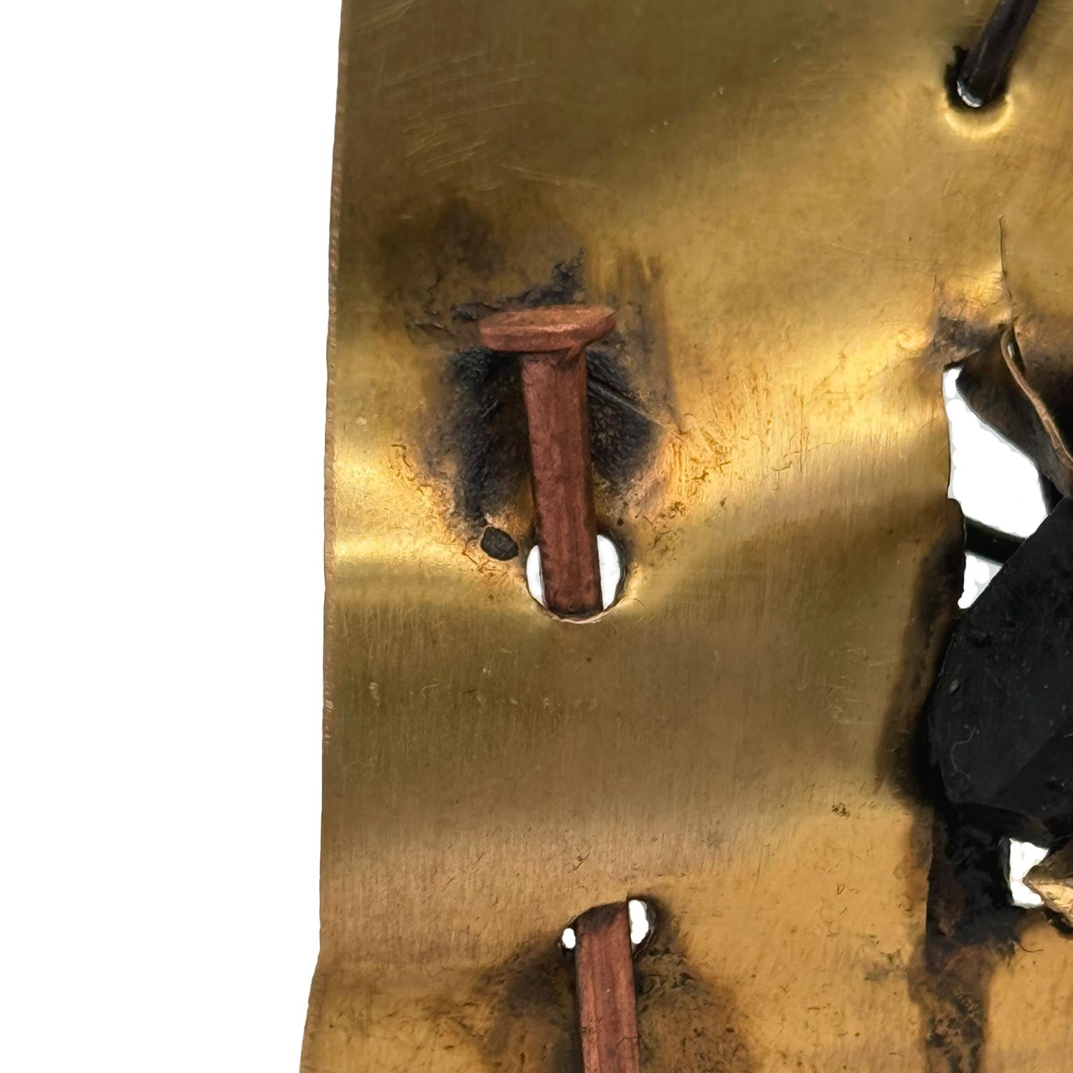 Il Monile Ombra Fratturata indossato su un maglione scuro per esaltarne i dettagli metallici.