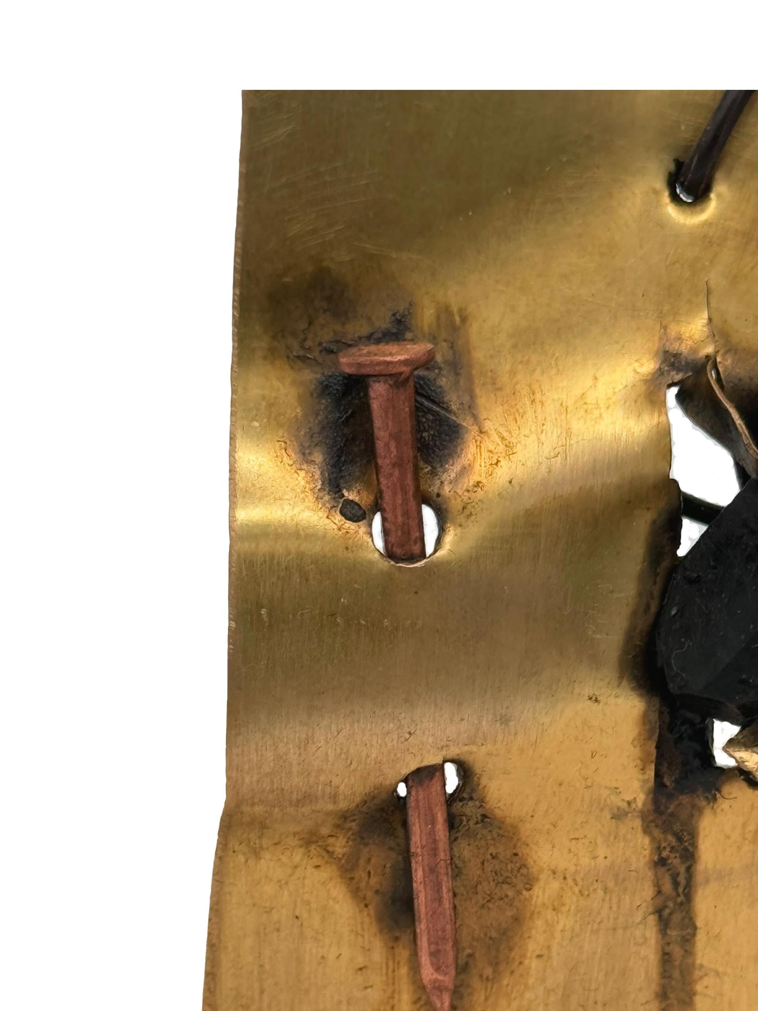 Il Monile Ombra Fratturata indossato su un maglione scuro per esaltarne i dettagli metallici.