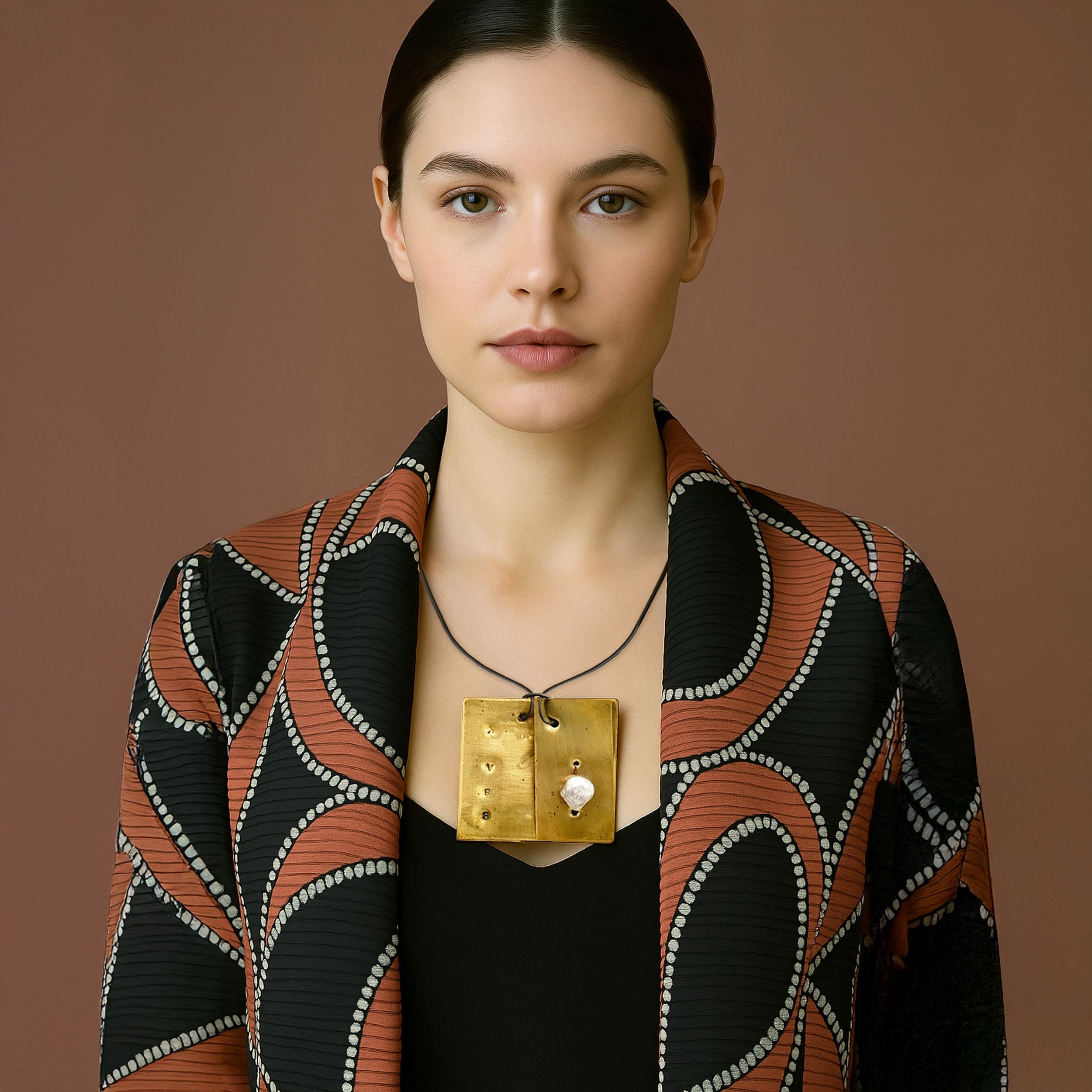 Primo piano della perla barocca naturale e irregolare, con le sue uniche iridescenze.