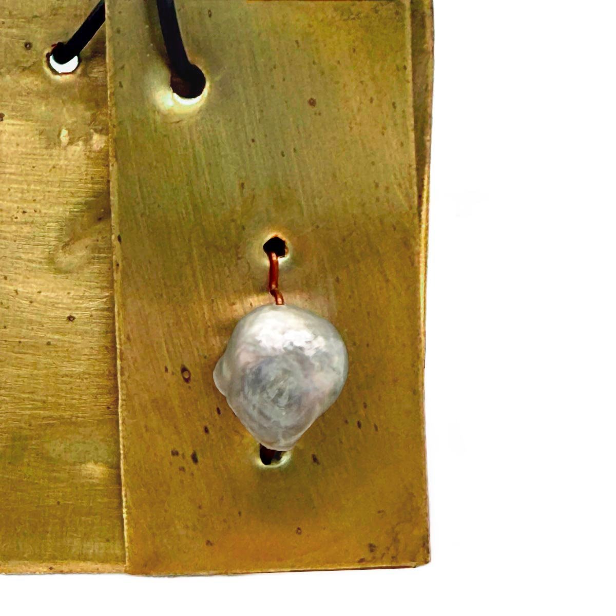 Il Monile Perla Nomade indossato, che mostra il suo design dinamico e sofisticato.