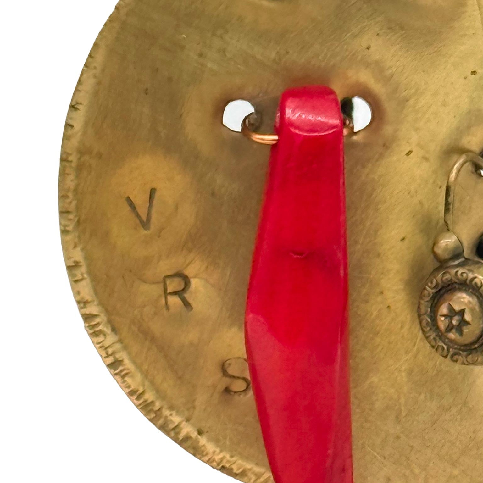 Il Monile Rosso Talismanico indossato, mostrando il suo design potente e simbolico.