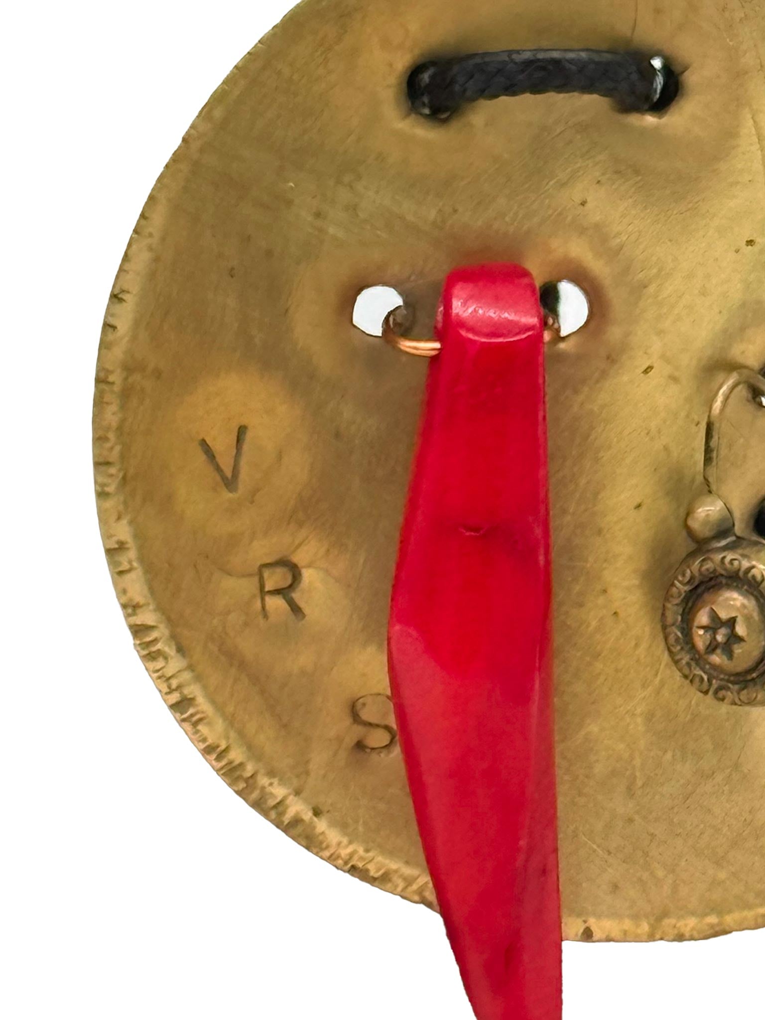 Il Monile Rosso Talismanico indossato, mostrando il suo design potente e simbolico.