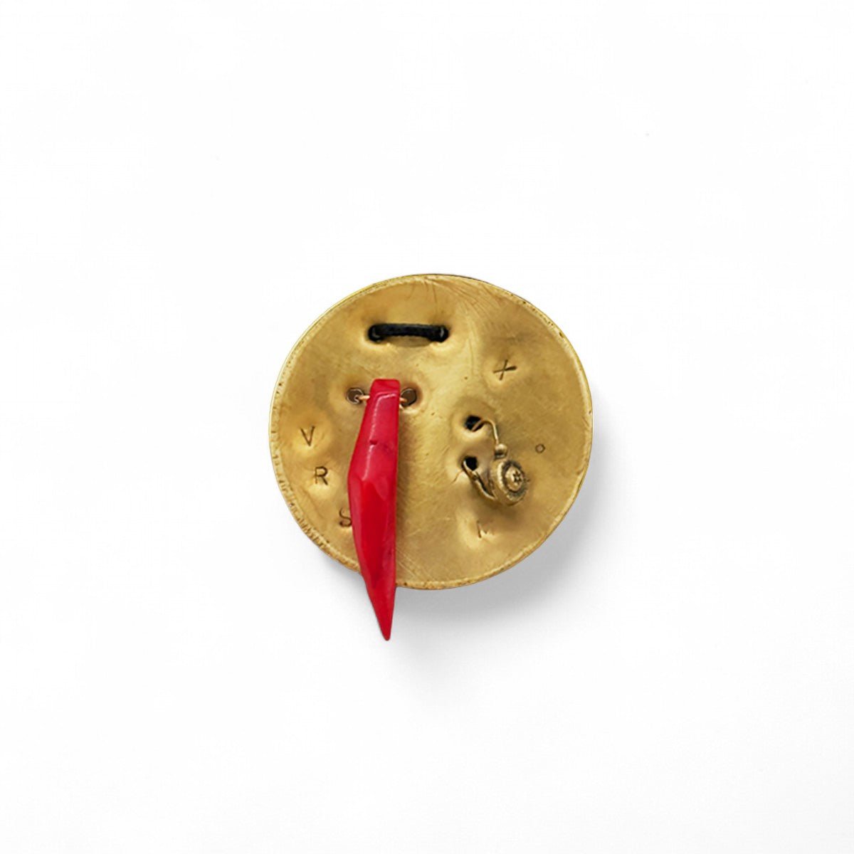 Particolare del piccolo orecchino in bronzo dall'estetica ancestrale del monile.