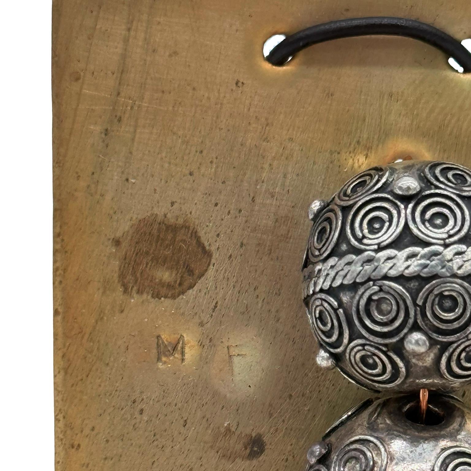 Vista laterale del Monile Sfere Gemelle che mostra la tridimensionalità del design.