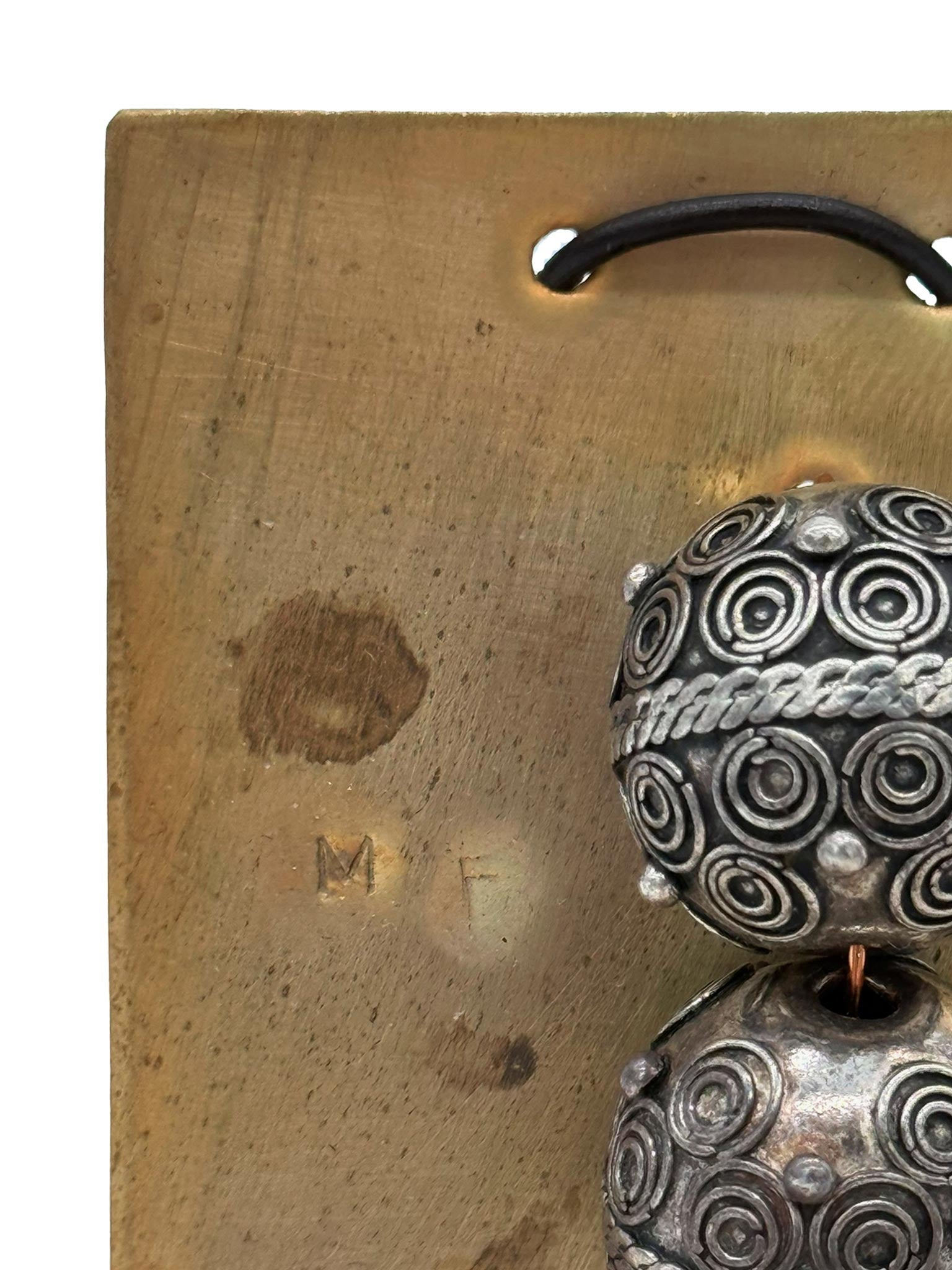 Vista laterale del Monile Sfere Gemelle che mostra la tridimensionalità del design.