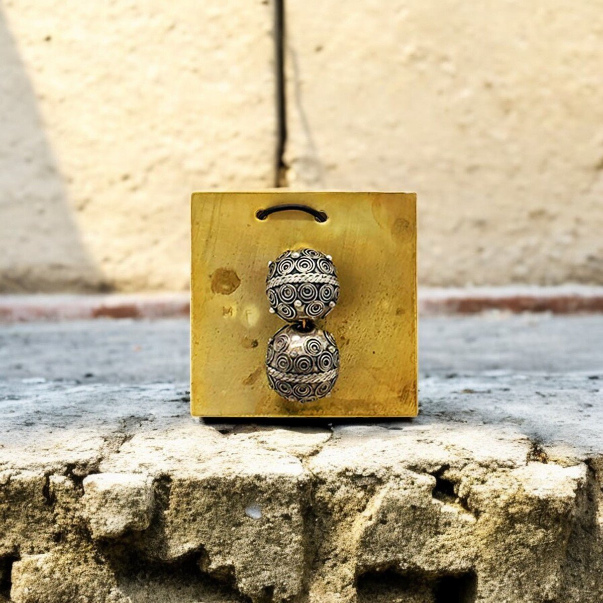 Il Monile Sfere Gemelle indossato su un abito nero per esaltarne il design bimetallico.